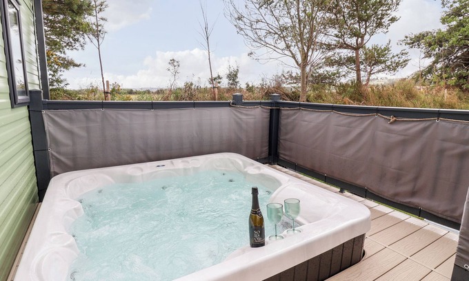 West Heslerton Cottage | WALKERS RETREAT, pet friendly, character holiday cottage in Sherburn