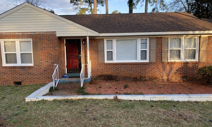 National Hills House | Walking distance of masters.