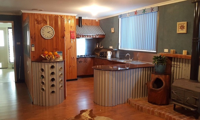 Kingscote House | Walking distance to main street shops & restaurants
