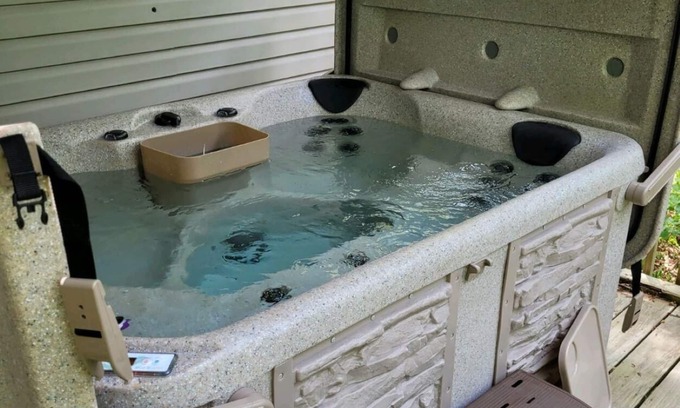 Holiday Island House | WALKING DISTANCE TO THE MARINA WITH HOT TUB