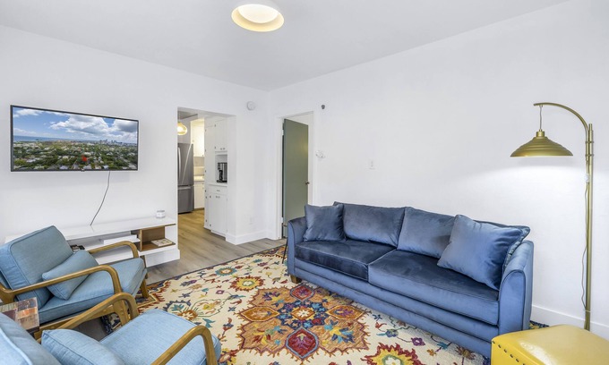 Historic Old Northeast Cottage | Walking distance downtown, pier, Vinoy park, many cafes/shops. Short & long term