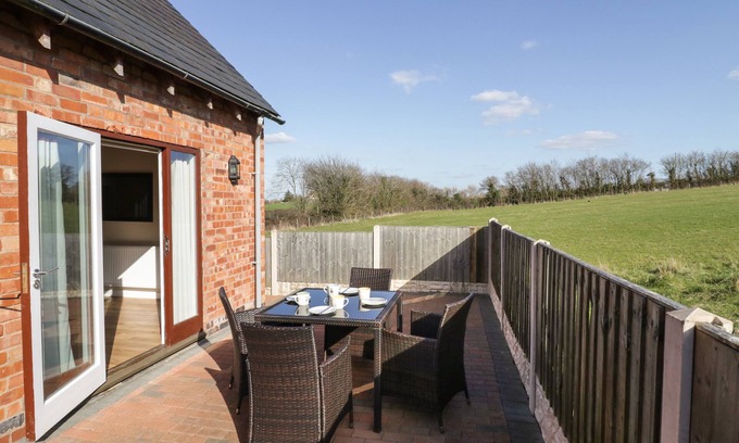 Ardens Grafton Cottage | WALNUT COTTAGE, family friendly, with a garden in Welford-On-Avon