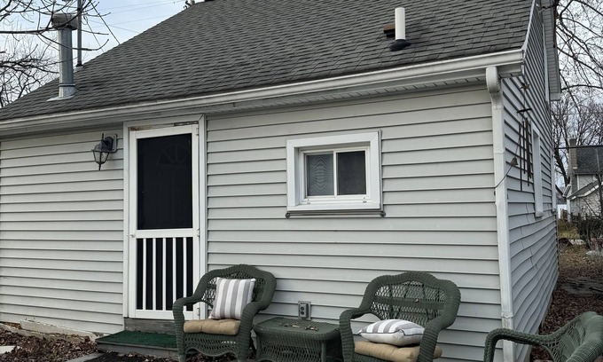 Brooklyn Cottage | Wamplers Lake in the desirable Irish Hills. CLEAN 2 bedrooms one bath.