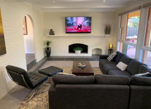 Scullin House | Warm and Spacious 5BR Home w WIFI and Multiple Parking - Hosted by Canstay
