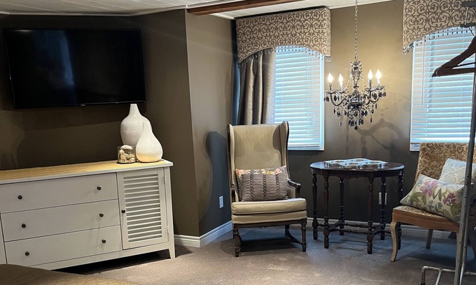 Windsor House | Warm & Cozy Home Away from Home