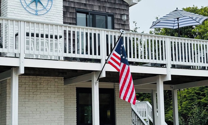 Culloden Shores House | Warm, Inviting Beachhouse with Spa in Great Location of Gorgeous Montauk!