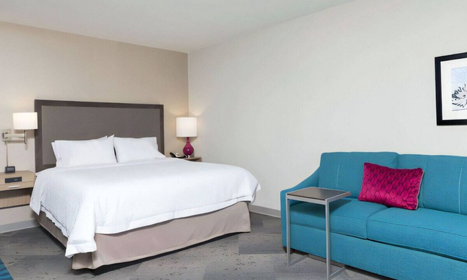 Schaumburg House | Warm & Inviting Room! Parking & Wi-Fi Included!