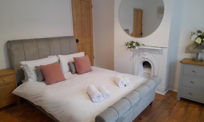 Leicester House | Warwick St 2 bed home city center