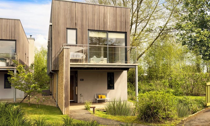 Somerford Keynes House | Water Garden 10, Detached/roof terrace, 4/5 bed 3 bathrooms, 10 adults spa/pools