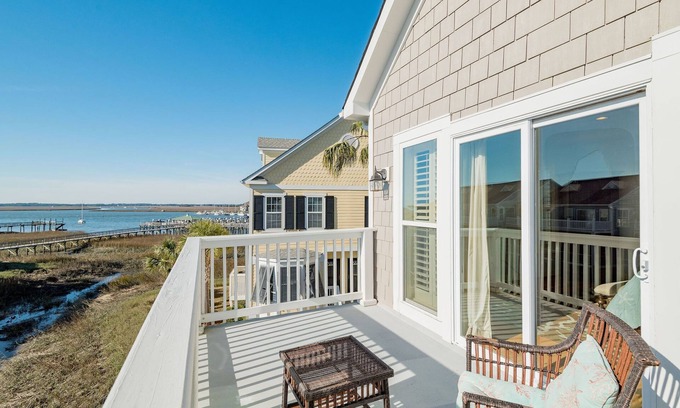 Waters Edge House | Water's Edge 115 - Folly Kai - Charming Riverside Home - Pool & Fishing Dock