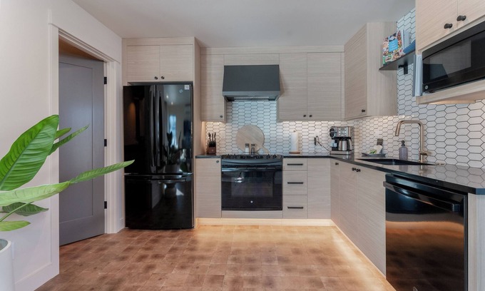 Wapato Point Condo | Waterfont Luxury- Yacinde B6