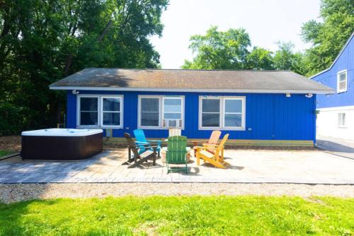Spring Grove House | Waterfront 2BR Nautical Cottage on Grass Lake Hot Tub, Firepit, Year Round Fun