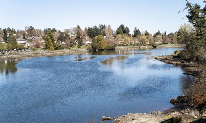Victoria House | Waterfront 3 bdrm close to all amenities. Gorgeous Westcoast Waterfront