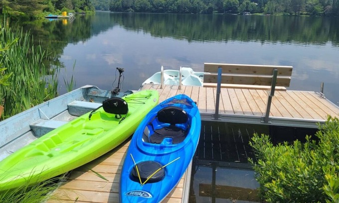 Lac-Superieur Ski Chalet | Waterfront 4B+2BA w/Hot tub Kayaks Fishing Fireplace Games 15min Tremblant !