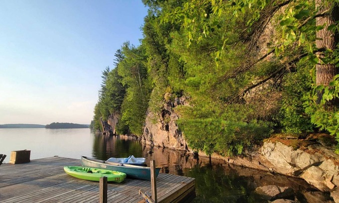 Algonquin Highlands Cottage | Waterfront New and Modern 3 bedroom cottage with WiFi and AC