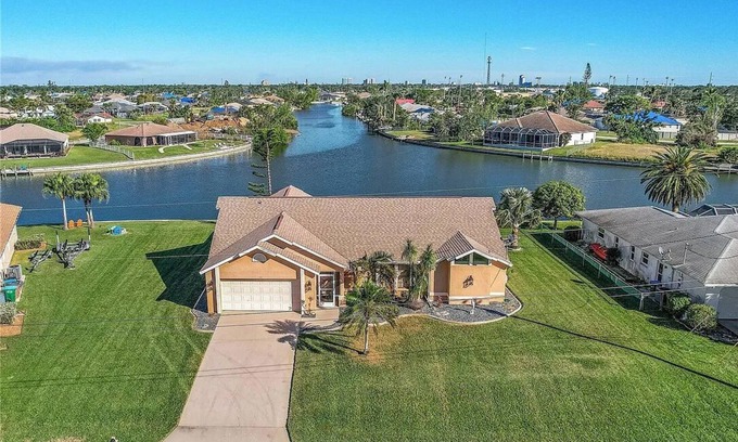 Fort Myers House | Waterfront Canal with Paddle boarding, kayaking, and fishing