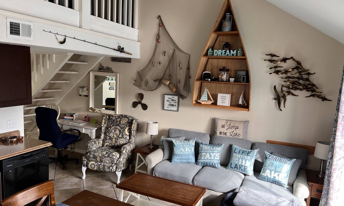 Hollister Condo | Waterfront condo by Lake Taneycomo with loft