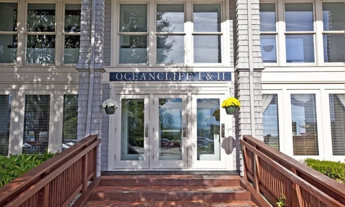 Ocean Drive Condo | Waterfront Condo Resort with Spectacular Views of Narragansett Bay