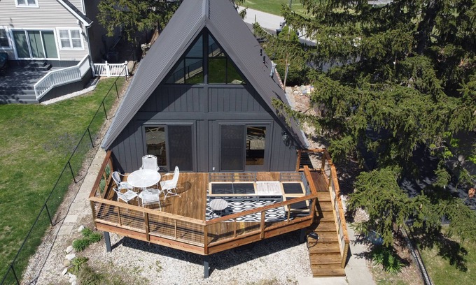 Rochester House | Waterfront Cottage on Lake Manitou - Sleeps 10