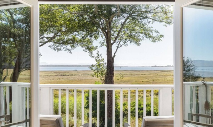 Ilwaco Cottage | Waterfront Cottage With Outdoor Soaking Tub and Private Pier
