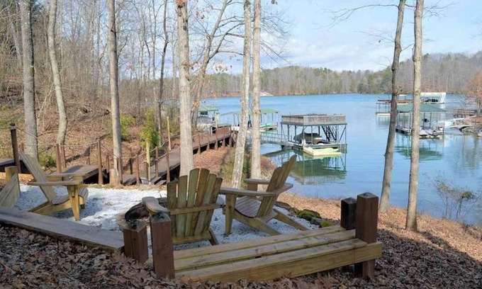 Six Mile House | Waterfront home on Lake Keowee! Less than 10 miles to Clemson.