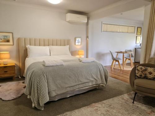 Wentworth Falls Apartment | Waterfront in the Mountains