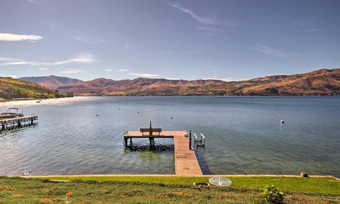 Manson House | Waterfront Manson Cabin on Lake Chelan with Deck!