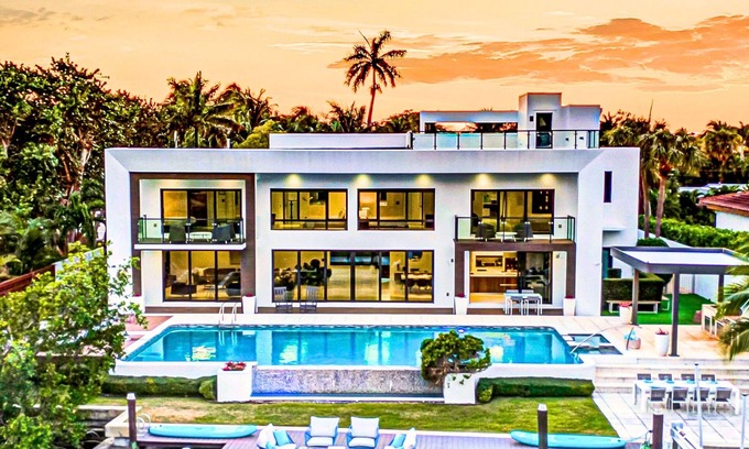 Harbor Beach Villa | Waterfront Masterpiece Villa/Grand Heated Pool/Seabreeze Key