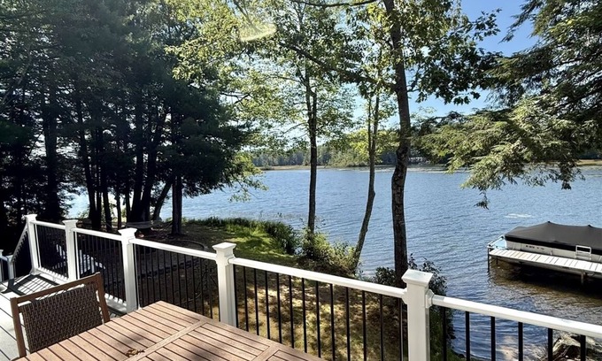 Oxford Villa | WATERFRONT ON THOMPSON LAKE