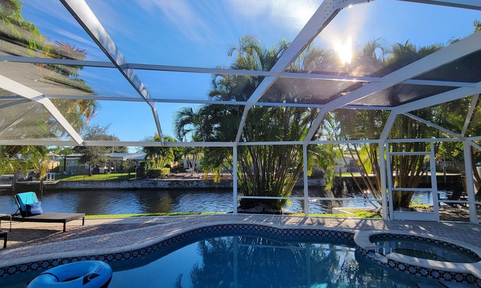 North Corals House | Waterfront Paradise/hot tub ~ outdoor bar & grill ~ miniature golf ~ playground