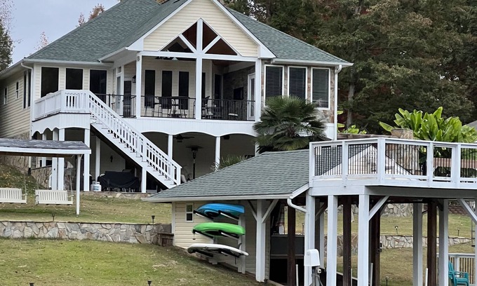 Henrico House | WATERFRONT/PEA HILL CREEK, BOATHOUSE, LINENS, RECENT REMODEL, OUTDOOR FIREPLACE