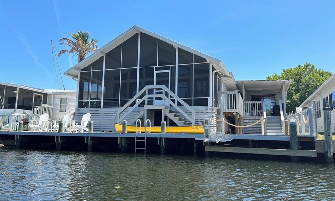 Homosassa House | Waterfront retreat with boat dock & private ramp right off the river