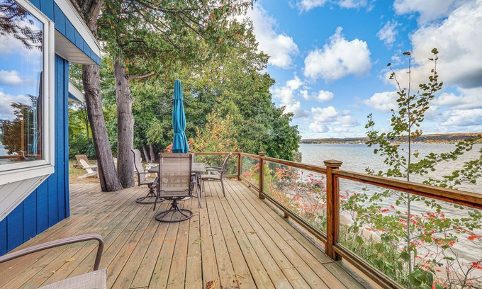 Suttons Bay Cottage | Waterfront Suttons Bay Cottage w/Fire Pit!
