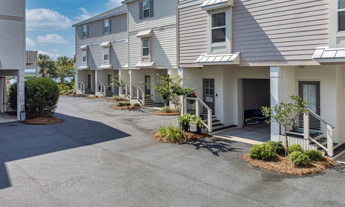 Country Club Estates House | Waterfront Townhome 10 minutes to St. Simons