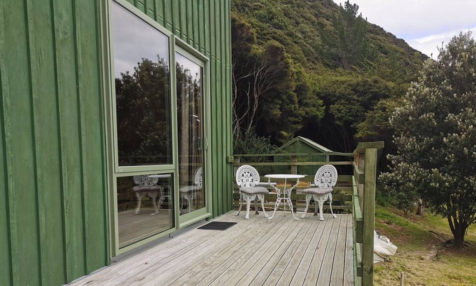 Saint Omer Cabin | Waterfront unit ' Bell Bird'