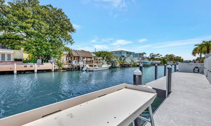 Marathon Villa | Waterfront Villa: Serene Escape!