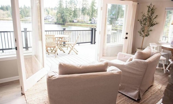 Gig Harbor House | Waterfront Wollochet Cottage
