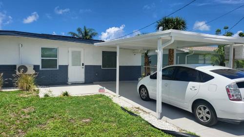 Pleasure Isles House | Waterside Serenity