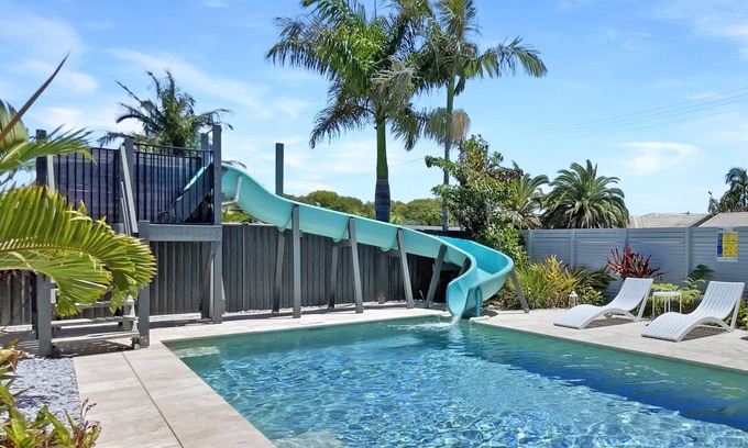 Parrearra House | Waterslide, Pool, Games Room ~Family Holiday~ Close to Beach Restaurants & Shops