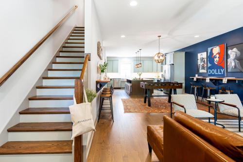 Historic Waverly Apartment | Waverly by AvantStay Nashville-Inspired Townhome w Luxury Kitchen Pool Table