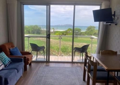 Surf Beach House | Waves at Surf Beach