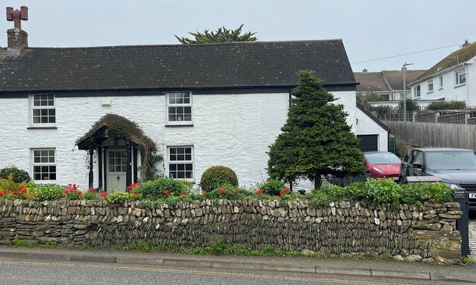 Crantock Cottage | Waylands cottage with gardens, parking for 3 cars - in Crantock village