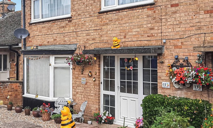 Muston Cottage | We just love the proximity to the beach that this house offers.