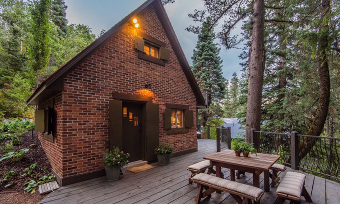 Sundance Cottage | Wee Cottage- Unparalleled Charm, Tiny House, Enchanting Setting, Hot Tub