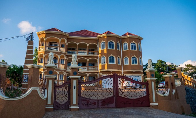 Spring Village Villa | WEEKENDAZ VILLA: Private Gym,Pool, Sauna & Bar
