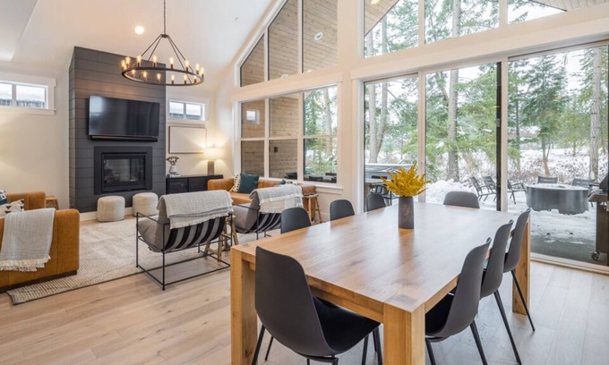 Roslyn House | Welcome to 121 Panorama Drive in the Cabin at the Farm neighborhood.