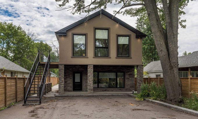 Innisfil House | Welcome to Lake House by Lis, where stunning lake views and serene sunsets await