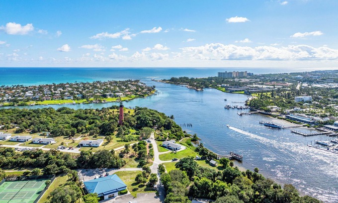 Riverside House | Welcome to Manatee Inn, a charming and cozy getaway located in Jupiter,Fl