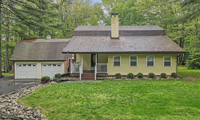 Tafton House | Welcome to Penny's Cove! Pet and family friendly home near Lake Wallenpaupack