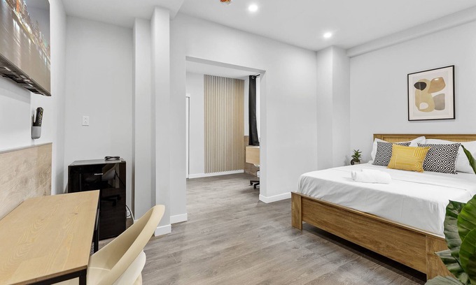Quartier des Spectacles Hotel | Welcome to 'Sand & Stone Hotel'. Charming 1 bdrm